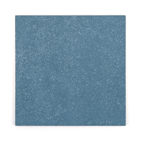 Een vierkante keramische tegel, met een gestructureerd blauwgrijs oppervlak bespikkeld met lichte stippen, verschijnt tegen een Een vierkante keramische tegel, met een gestructureerd blauwgrijs oppervlak bespikkeld met lichte stippen, verschijnt tegen een