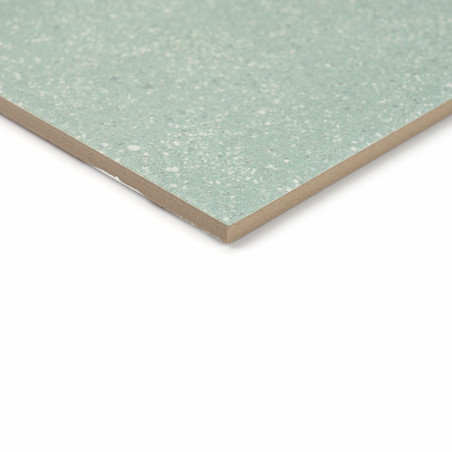 Un azulejo cerámico moteada de verde se asienta sobre un fondo blanco, mostrando su superficie lisa y pulida y sus bordes precis Un azulejo cerámico moteada de verde se asienta sobre un fondo blanco, mostrando su superficie lisa y pulida y sus bordes precis