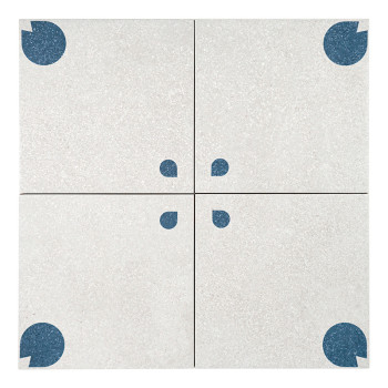 Een vierkante tegel heeft twee geometrische blauwe vormen, een grote cirkel met een uitsparing en een kleinere halve cirkel, op 