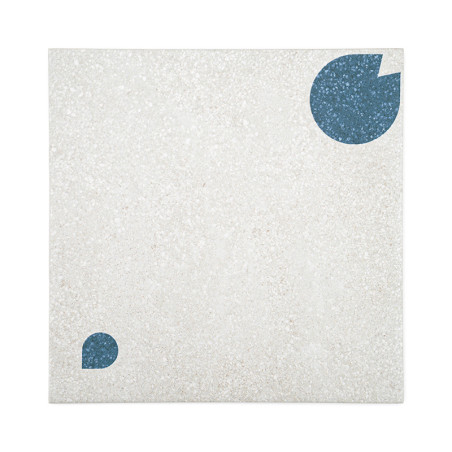 Un azulejo cuadrado presenta dos formas geométricas azules, un círculo grande con un recorte y un semicírculo más pequeño, sobre Un azulejo cuadrado presenta dos formas geométricas azules, un círculo grande con un recorte y un semicírculo más pequeño, sobre