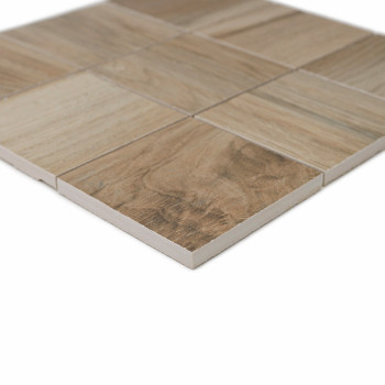 Les carreaux de céramique carrés affichent un motif semblable à celui du bois, organisé selon une disposition en grille. Ils rep