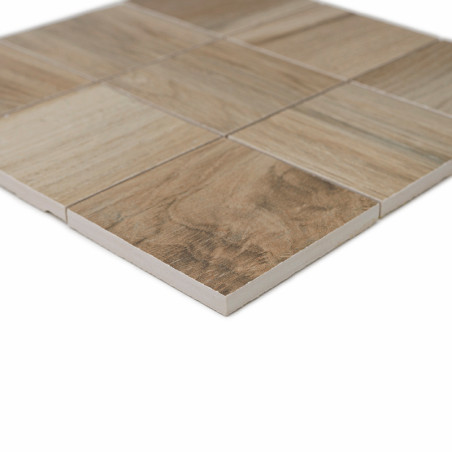 Les carreaux de céramique carrés affichent un motif semblable à celui du bois, organisé selon une disposition en grille. Ils rep