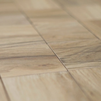 Rechthoekige houten tegels, plat liggend, vertonen een lichtbruin, natuurlijk nerfpatroon. Ze zijn gerangschikt in een verspring