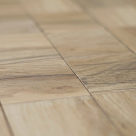 Les carreaux de bois rectangulaires, posés à plat, présentent un motif de grain naturel brun clair. Ils sont disposés en quincon
