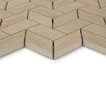 Los azulejos con motivos de madera forman un patrón geométrico en espiga tridimensional, creando una superficie visualmente text