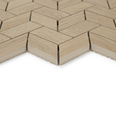 Los azulejos con motivos de madera forman un patrón geométrico en espiga tridimensional, creando una superficie visualmente text