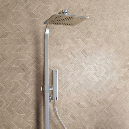 Un cabezal de ducha elegante y moderno con un diseño cuadrado se extiende desde un accesorio de acero inoxidable sobre un fondo 