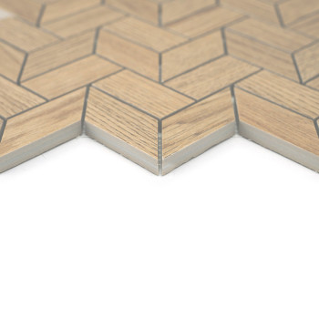 Ladrilhos de madeira hexagonais se interligam perfeitamente, formando um padrão em zigue-zague em um ambiente leve e neutro. As 