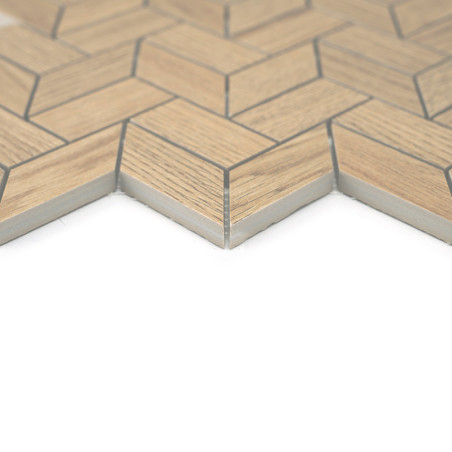 Los azulejos de madera hexagonales se entrelazan a la perfección, formando un patrón en zigzag en un entorno luminoso y neutro. 