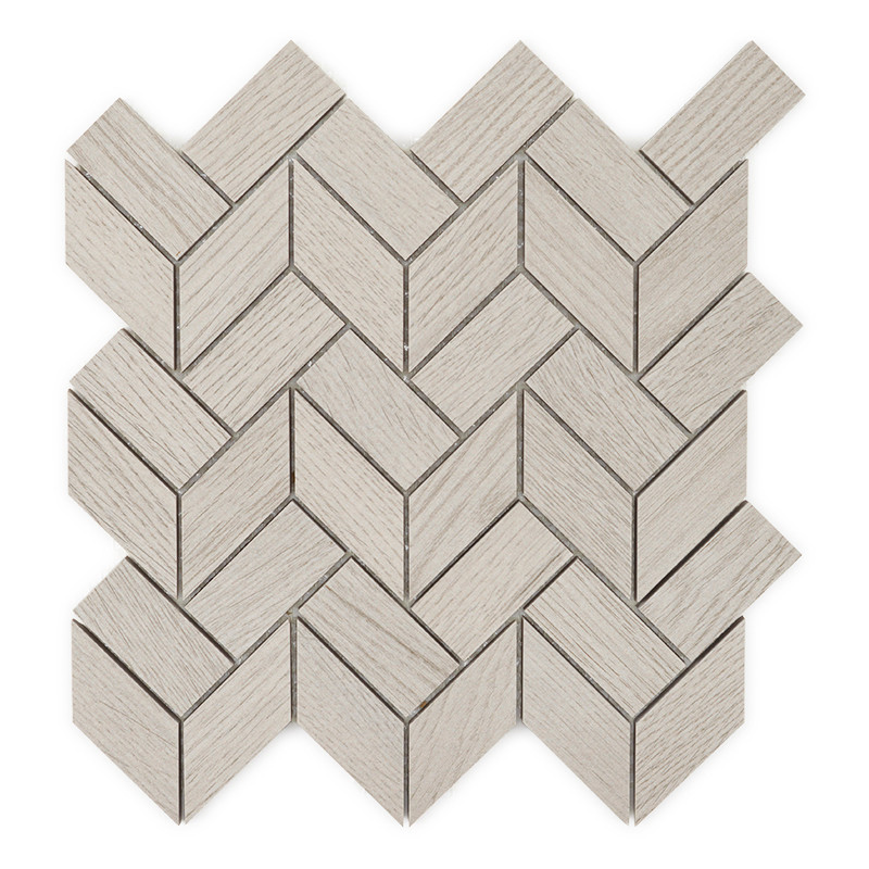 Ladrilhos cinza claro semelhantes a madeira formam um padrão em zigue-zague, criando um design em forma de chevron. Os ladrilhos