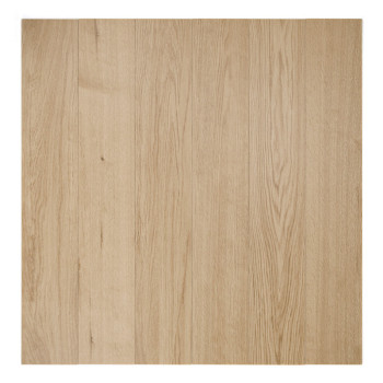 Un carreau de bois rectangulaire présente un motif de grain de chêne clair, ressemblant au bois naturel. Sur un fond blanc uni.