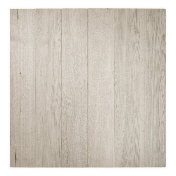 Een lange, smalle, rechthoekige tegel heeft een licht houtnerfpatroon. het rust verticaal tegen een witte achtergrond.