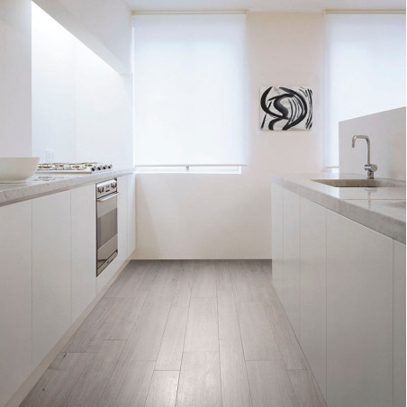 Een moderne keuken is voorzien van strakke witte kasten en werkbladen met een grijze tegelvloer met houtstructuur, onder zacht n Een moderne keuken is voorzien van strakke witte kasten en werkbladen met een grijze tegelvloer met houtstructuur, onder zacht n