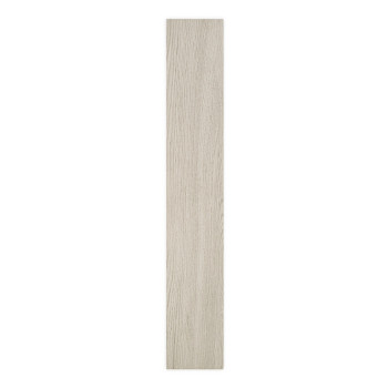 Un carreau rectangulaire long et étroit présente un motif de grain de bois clair. il repose verticalement sur un fond blanc.