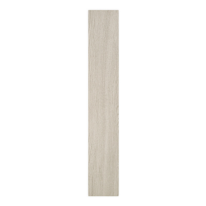 Un carreau rectangulaire long et étroit présente un motif de grain de bois clair. il repose verticalement sur un fond blanc.