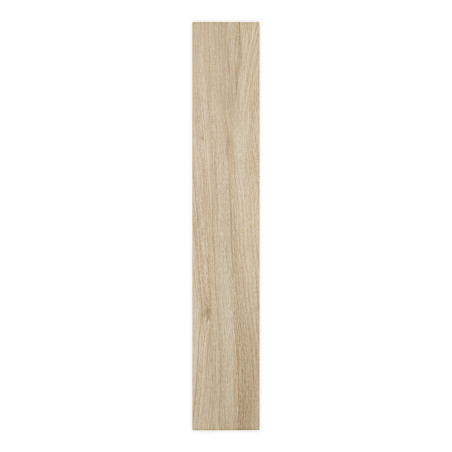 Un azulejo largo y rectangular con un patrón de vetas de madera clara se encuentra plano sobre un fondo blanco liso, mostrando s