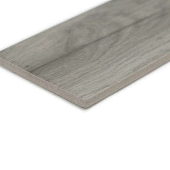 Eine rechteckige Fliese mit Holzstruktur liegt auf einem weißen Hintergrund und weist auf ihrer glatten Oberfläche subtile graue