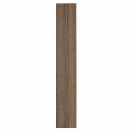 Un azulejo marrón rectangular largo y estrecho con ranuras verticales se extiende verticalmente sobre un fondo blanco liso.