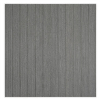 Eine quadratische Fliese weist vertikale, graue, holzähnliche Maserungsmuster auf und erzeugt ein natürliches, strukturiertes Er