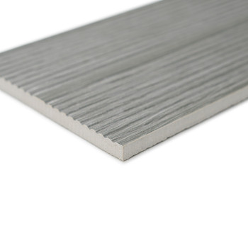 Eine rechteckige Fliese weist horizontale Rillen auf, die eine holzähnliche Textur und Optik suggerieren. Es steht vor einem sch