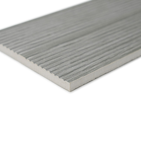 Eine rechteckige Fliese weist horizontale Rillen auf, die eine holzähnliche Textur und Optik suggerieren. Es steht vor einem sch Eine rechteckige Fliese weist horizontale Rillen auf, die eine holzähnliche Textur und Optik suggerieren. Es steht vor einem sch