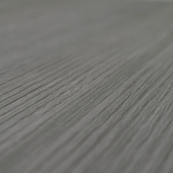 Eine lange, rechteckige Fliese mit strukturierter Holzmaserung, die flach auf einem schlichten, weißen Hintergrund liegt.