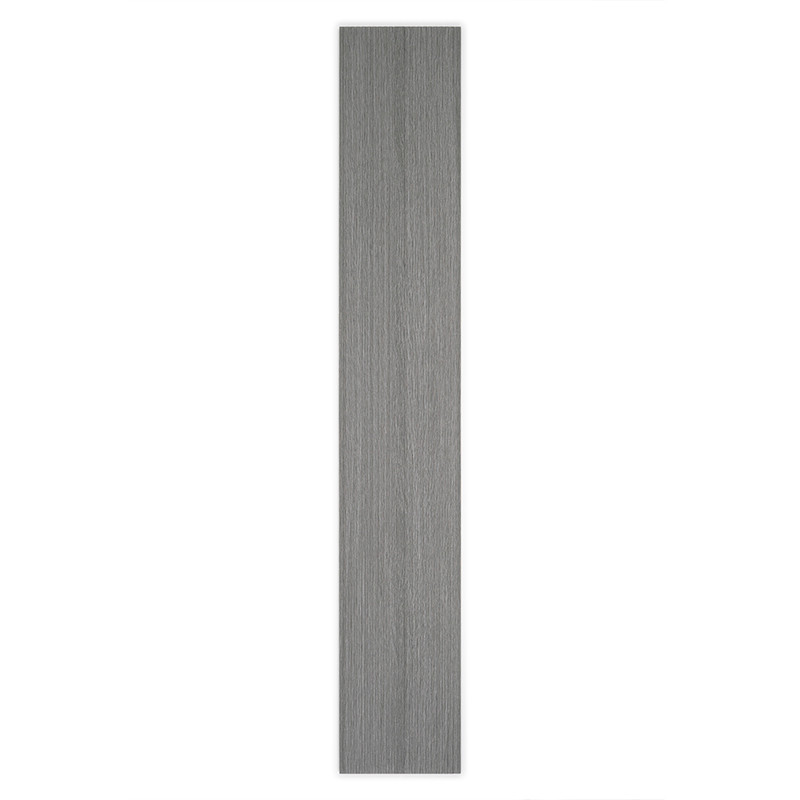 Un azulejo largo y rectangular con un acabado texturizado de vetas de madera que se coloca plano sobre un fondo blanco liso.