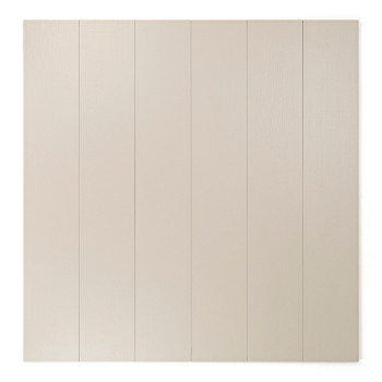 Eine lange, schmale beige Fliese steht aufrecht vor einem schlichten weißen Hintergrund und bringt ihre glatte, unstrukturierte 