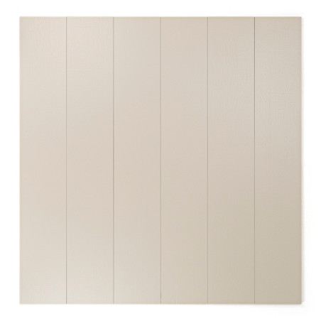 Ladrilhos retangulares bege são dispostos verticalmente, criando um padrão uniforme. Os azulejos apresentam texturas sutis, suge