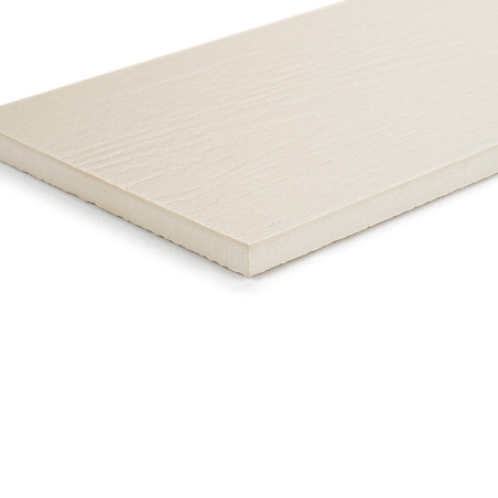 Un azulejo rectangular de color claro descansa plano sobre una superficie blanca, mostrando una apariencia suave y ligeramente t