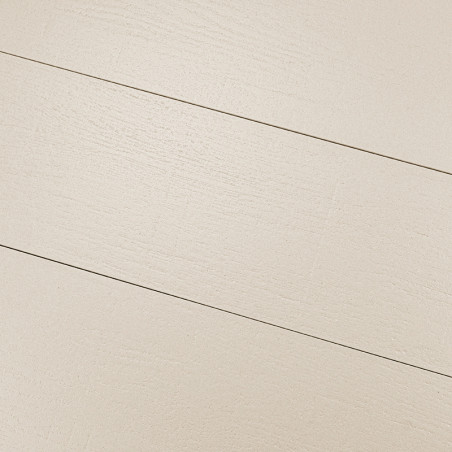 El azulejo presenta una superficie lisa de color crema claro con una textura sutil de vetas de madera, alineada en un patrón dia