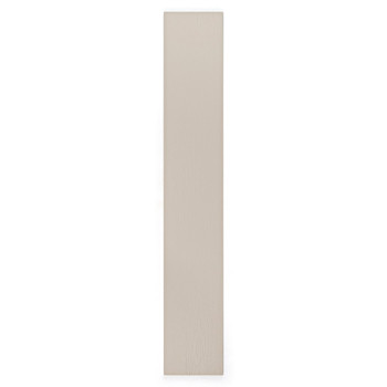 Un carreau beige long et étroit se dresse sur un fond blanc uni, mettant en valeur sa surface lisse et non texturée.