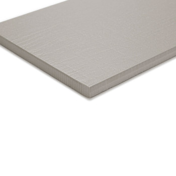 Un carreau rectangulaire gris repose à plat, présentant une surface lisse et texturée et une couleur uniforme, sur un fond blanc