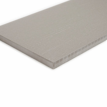 Un azulejo rectangular, liso y gris descansa sobre un fondo blanco liso, resaltando su textura uniforme y sus bordes rectos.