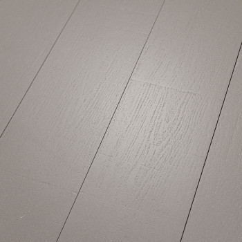 Les carreaux gris imitant le bois sont plats, présentant des motifs de grain subtils, créant une surface lisse et moderne dans u