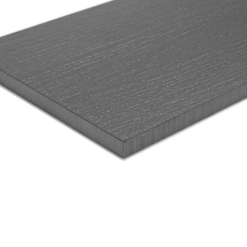 Un carreau rectangulaire gris foncé repose à plat et présente une subtile texture de grain de bois. Il repose sur un fond uni et