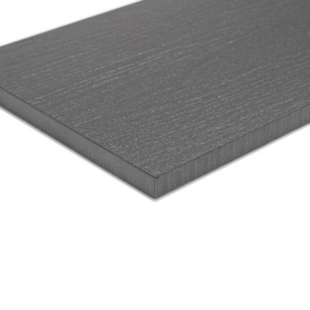 Un azulejo rectangular de color gris oscuro, plano y que exhibe una textura sutil de vetas de madera. Se apoya sobre un fondo bl Un azulejo rectangular de color gris oscuro, plano y que exhibe una textura sutil de vetas de madera. Se apoya sobre un fondo bl