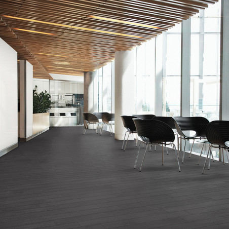 Stühle säumen einen eleganten, modernen Flur mit dunklem Fliesenboden und Holzlattendecke vor großen Glasfenstern und schaffen s