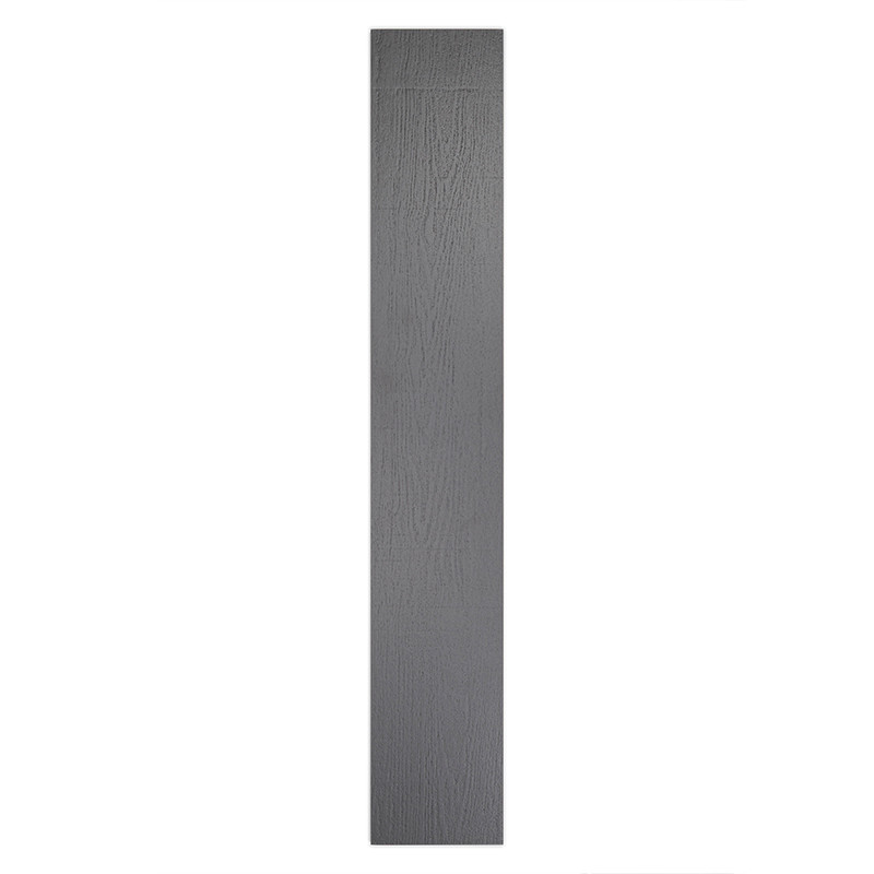 Un azulejo largo, estrecho y de color gris oscuro presenta una superficie texturizada que se asemeja a la veta de la madera, sob