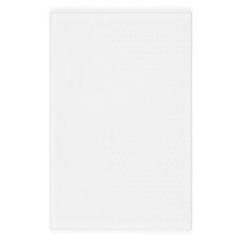 Le carreau blanc est aligné verticalement, mettant en valeur une subtile texture en nid d’abeille, sur un fond uni et indistinct