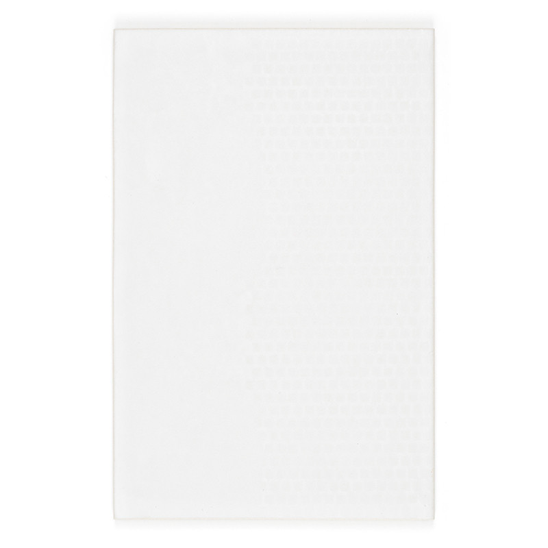 El azulejo blanco está alineado verticalmente, mostrando una sutil textura de panal, sobre un fondo liso e indistinto.