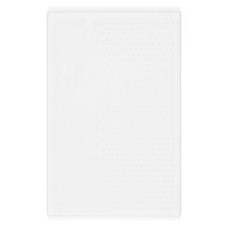 O ladrilho branco é alinhado verticalmente, apresentando uma textura sutil em favo de mel, contra um fundo liso e indistinto.