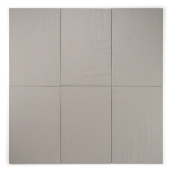 Een rechthoekige tegel vertoont een subtiel structuurpatroon dat kleine rechthoeken en rasterlijnen combineert, in een neutrale,