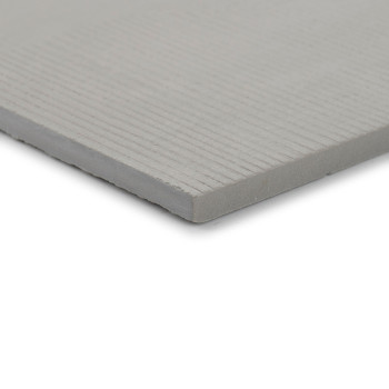 Azulejo cuadrado de color gris con superficie texturizada con ranuras paralelas, colocado sobre un fondo blanco, mostrando su di