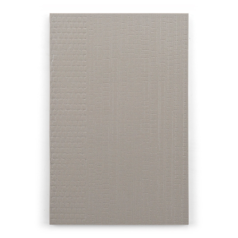 Un mosaico rectangular muestra un patrón sutil y texturizado que combina pequeños rectángulos y líneas de cuadrícula, en un colo