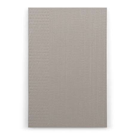 Een rechthoekige tegel vertoont een subtiel structuurpatroon dat kleine rechthoeken en rasterlijnen combineert, in een neutrale,