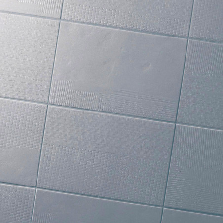 azulejos cerámicos cuadradas con patrones sutiles y texturizados dispuestos en una cuadrícula, que reflejan la luz suavemente, c