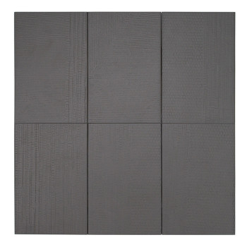 Les carreaux rectangulaires présentent un motif subtil et texturé avec des motifs linéaires et en forme de grille. La surface se