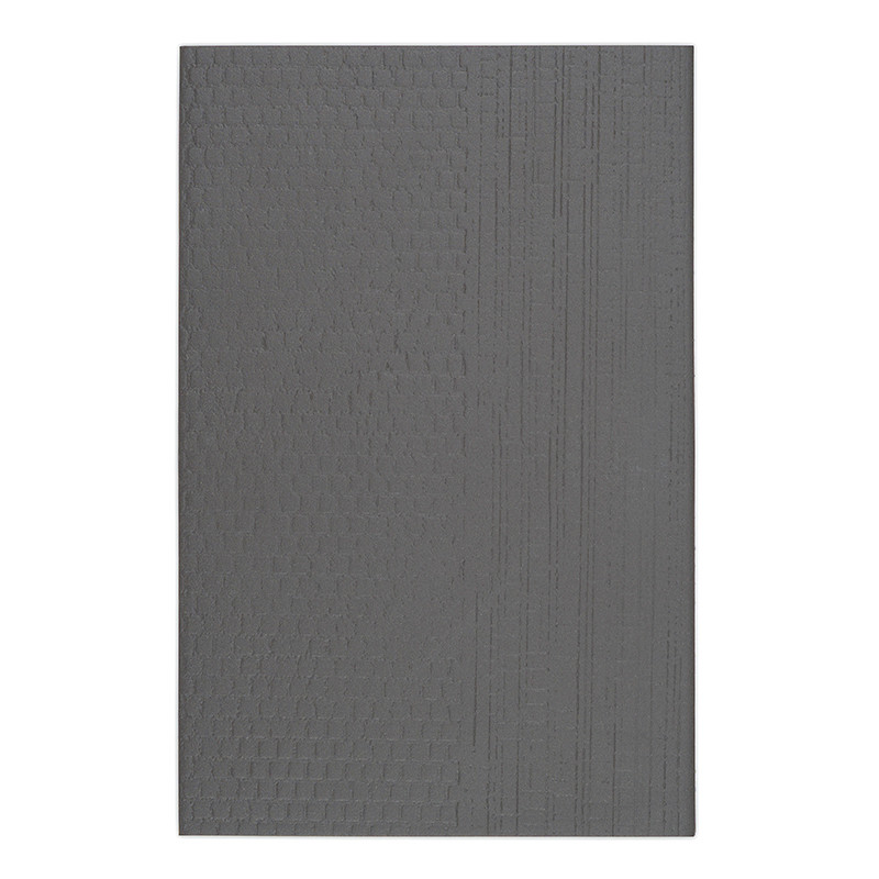 Les carreaux rectangulaires présentent un motif subtil et texturé avec des motifs linéaires et en forme de grille. La surface se