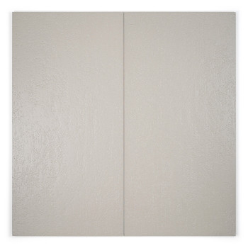 Rechthoekige, lichtbeige tegel met een subtiel gestructureerd oppervlak. geschikt voor vloer- of wandtoepassingen in moderne int